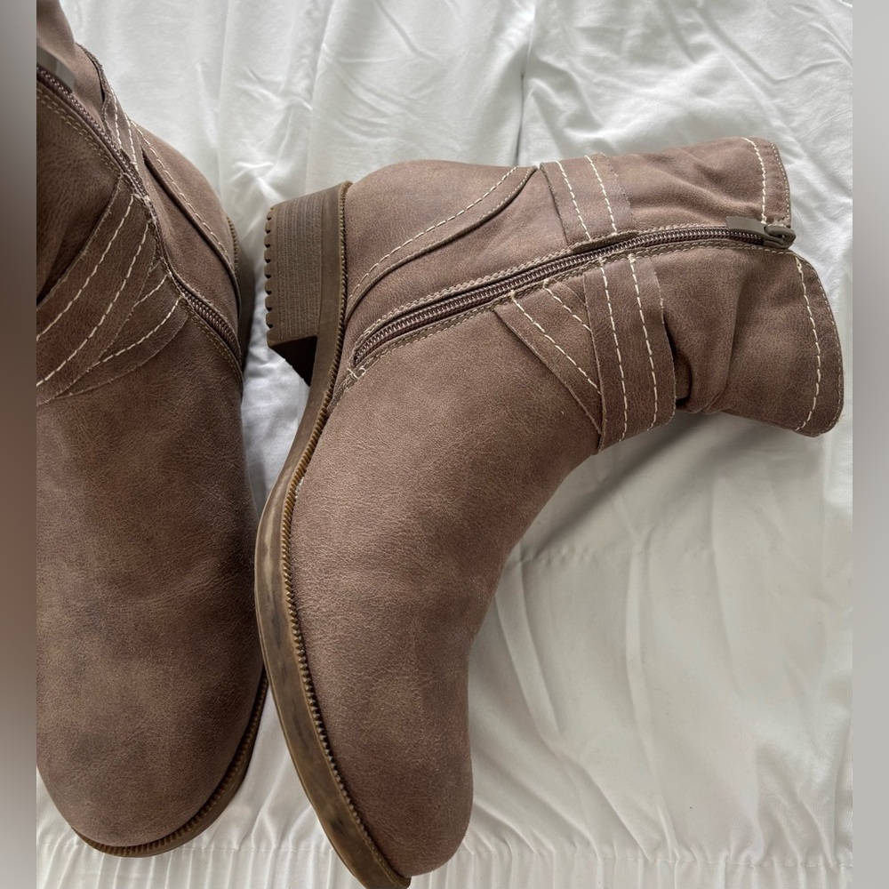 VJH Classic Women's Side-Zip Boot - Taupe. 10. Worn once. Favorites. Wear all yr